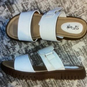 Eurosoft sofft women’s slip on sandals white faux leather size 9